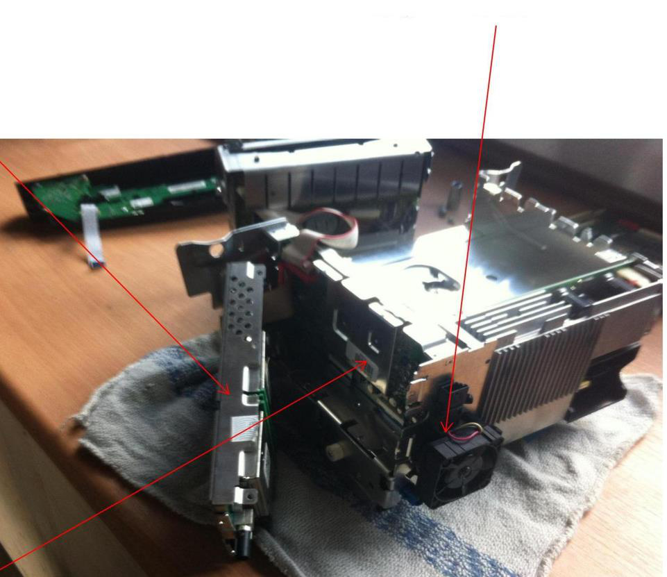 Démontage du panneau supportant le ventilateur du module BMW CCC