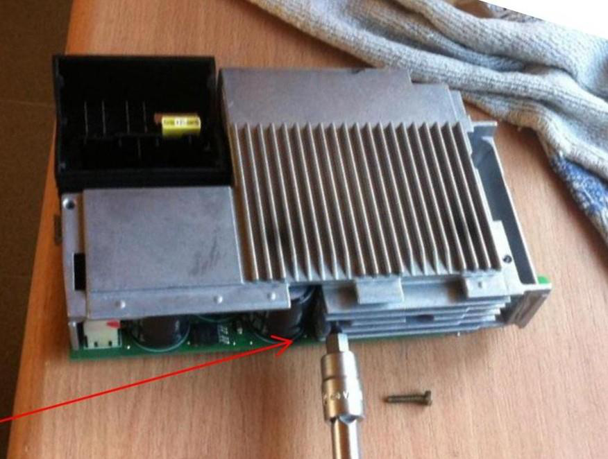 Retrait du radiateur de la carte d’alimentation du module BMW CCC