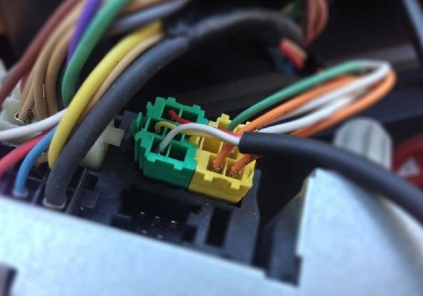 Câble auxiliaire Renault installé dans l’habitacle