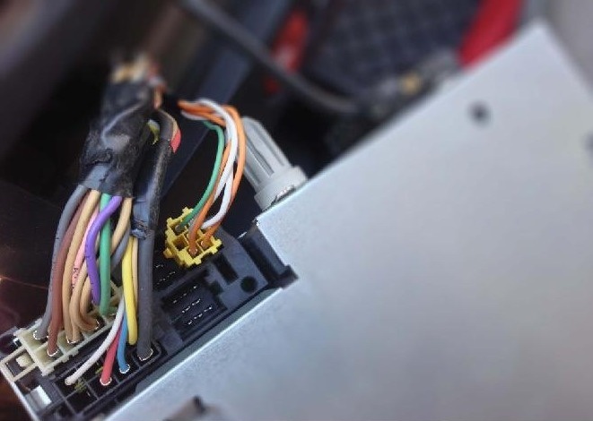 Connecteur jaune à l’arrière d’un autoradio Renault Update List