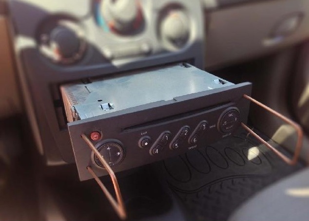 Retrait de l’autoradio Renault Update List du tableau de bord